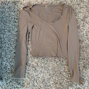 Aritzia AirBUTTER™ Inhale Longsleeve
Sweat-wicking Scoopneck Nomad
Taupe small